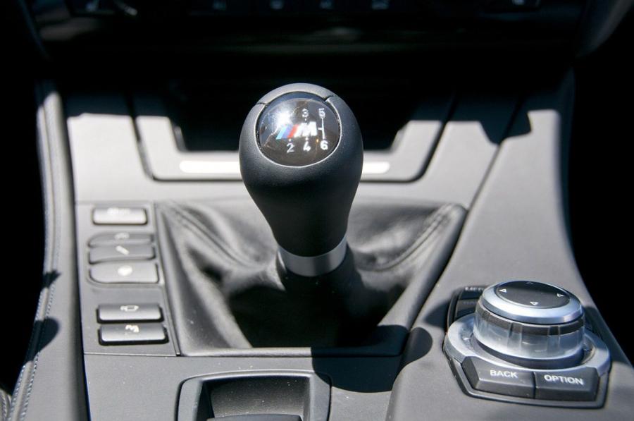 Детали интерьера BMW M5 (F10) 2013 года  (NA) (фото 24 из 45)
